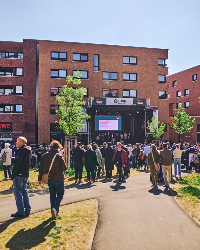 Straßenfest mit Familie und Visual "Kronsrode erleben"